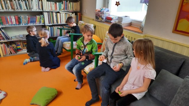 prvnaci_knihovna02